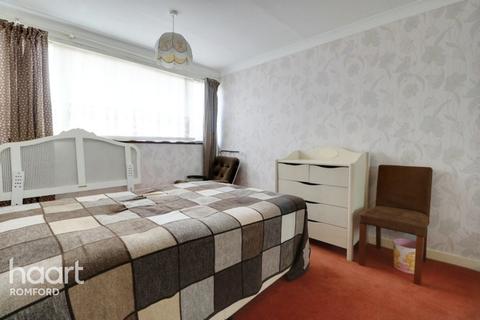 1 Quarles Close, Romford, RM5 2LP
