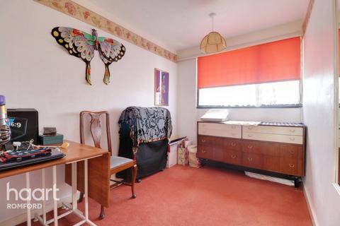 1 Quarles Close, Romford, RM5 2LP
