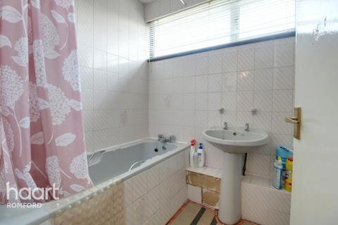1 Quarles Close, Romford, RM5 2LP