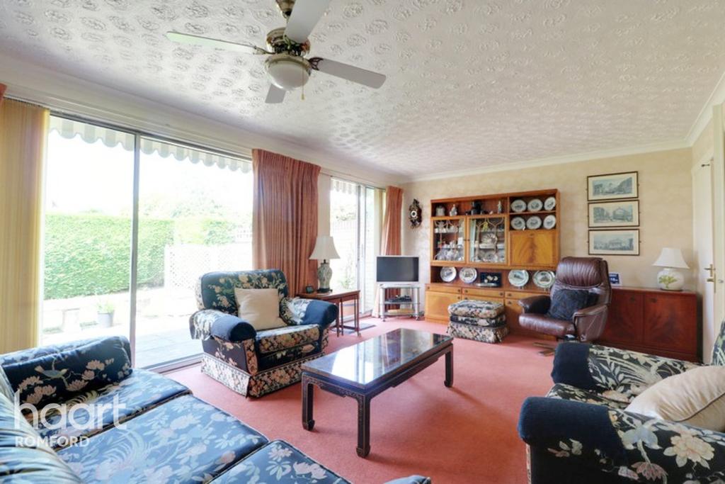 Quarles Close, Collier Row, Romford 3 bed end of terrace house £375,000