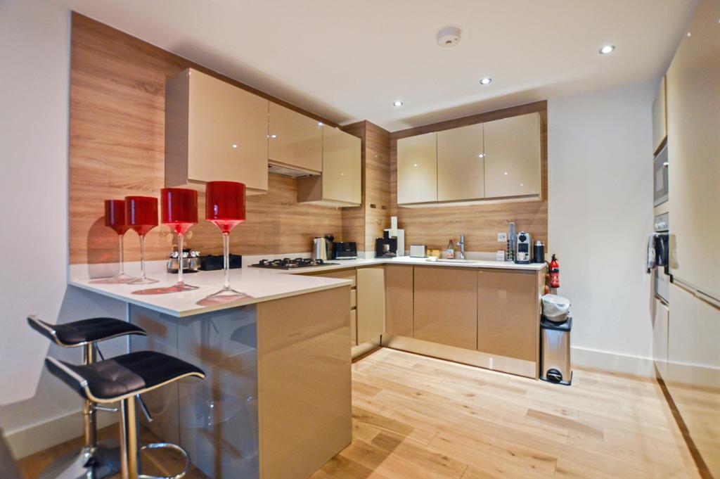 Pyrford Road, West Byfleet, Surrey... 2 bed flat £1,395 pcm (£322 pw)