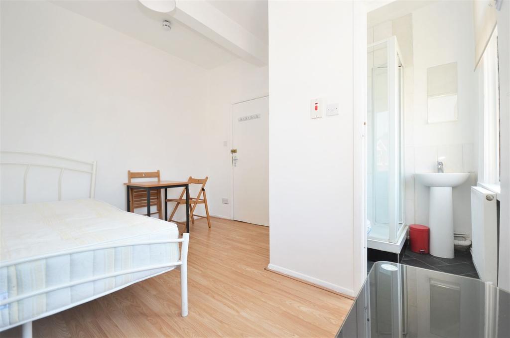 Tiverton Road, Hounslow TW3 4JE Studio £800 pcm (£185 pw)
