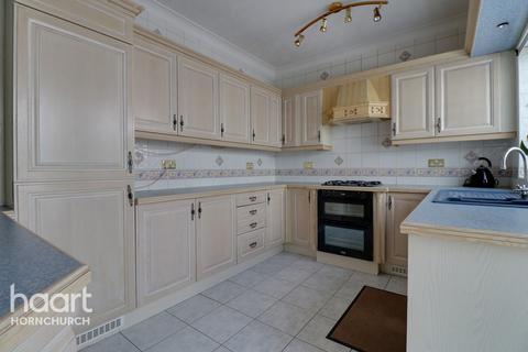 4 Randall Drive, Hornchurch, RM12 6SX