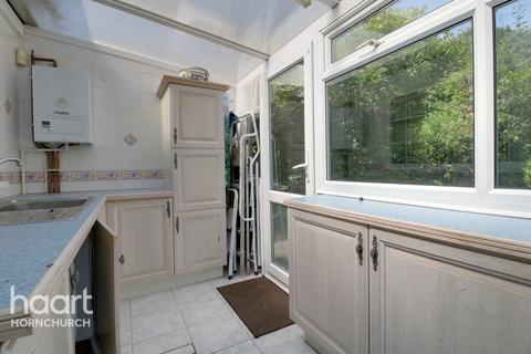 4 Randall Drive, Hornchurch, RM12 6SX