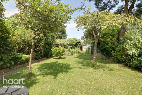 4 Randall Drive, Hornchurch, RM12 6SX