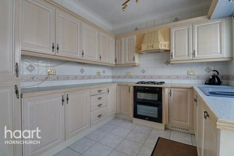 4 Randall Drive, Hornchurch, RM12 6SX