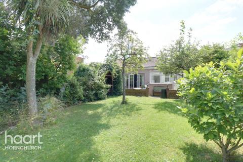 4 Randall Drive, Hornchurch, RM12 6SX
