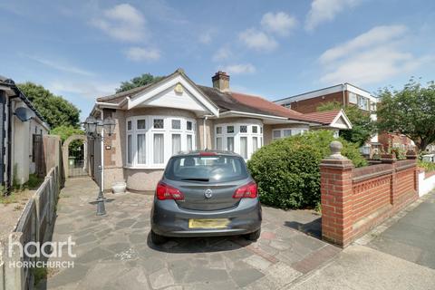 4 Randall Drive, Hornchurch, RM12 6SX