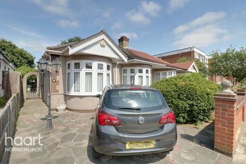 4 Randall Drive, Hornchurch, RM12 6SX