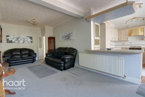 4 Randall Drive, Hornchurch, RM12 6SX