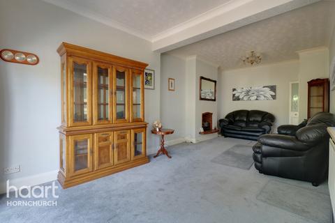 4 Randall Drive, Hornchurch, RM12 6SX