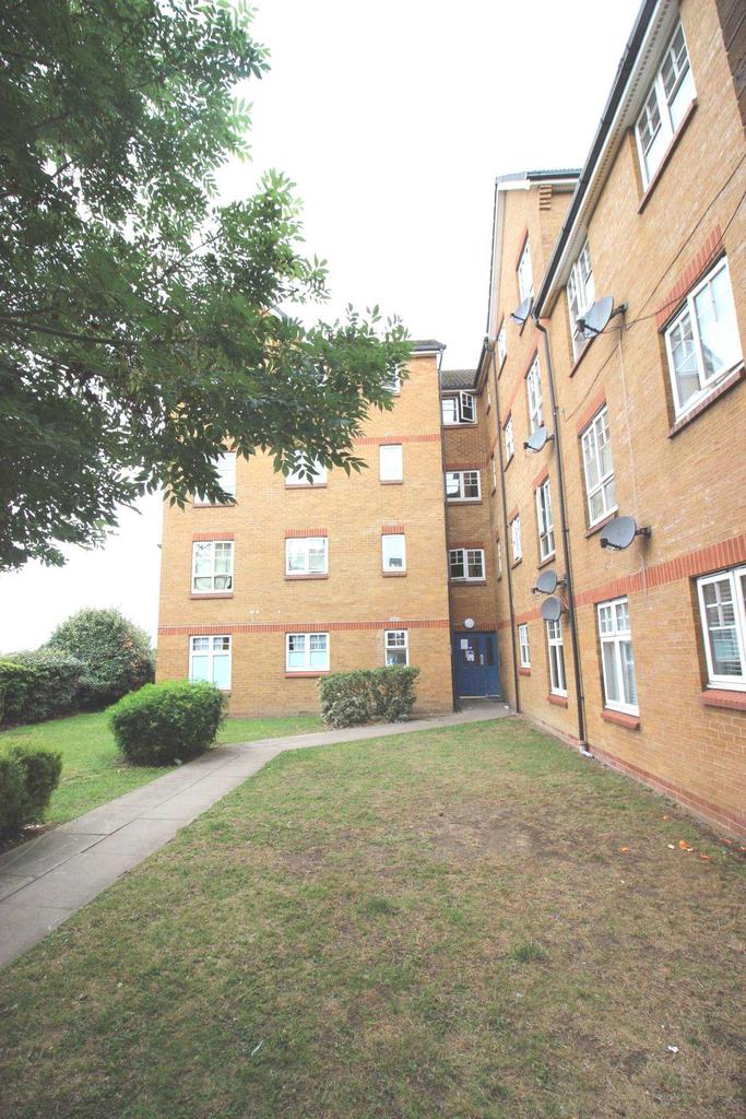 Greenhaven Drive, Thamesmead West... 2 bed apartment £1,200 pcm (£277 pw)