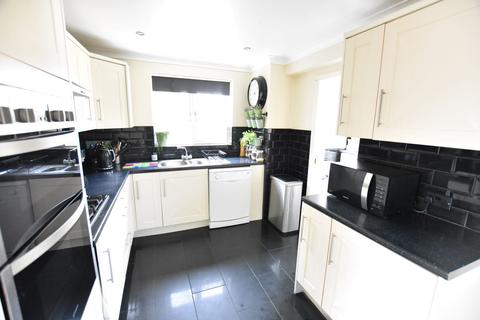 3 bedroom semi-detached house for sale - St Marys Crescent, Stanwell, Middlesex, TW19