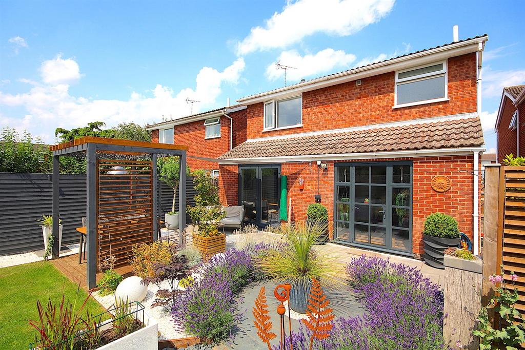 Roundhill Close, Syston 3 bed detached house £330,000