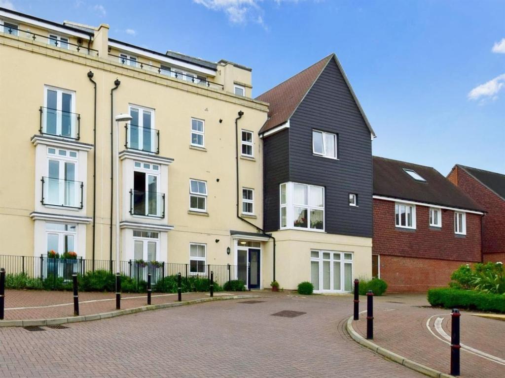 Taylor Close Tonbridge TN9 2 bed apartment £1,350 pcm (£312 pw)