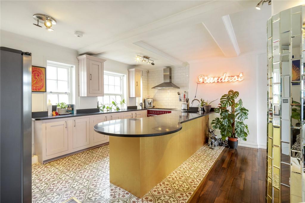 Chalfont Court, Baker Street, London... 2 bed apartment £3,683 pcm (£850 pw)
