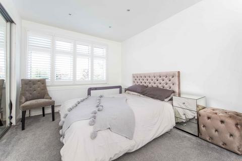 27 Lyndhurst Drive, New Malden, KT3 5LL