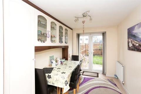 3 bedroom terraced house to rent, Cezanne Road, Watford, WD25
