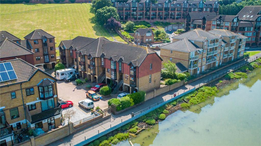 Hathaway Court, Esplanade, Rochester... 3 bed end of terrace house £