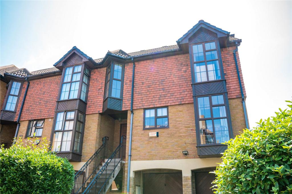 Hathaway Court, Esplanade, Rochester... 3 bed end of terrace house £