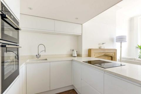 undefined, Worthing Seafront Apartment. Iconic Heene Terrace.