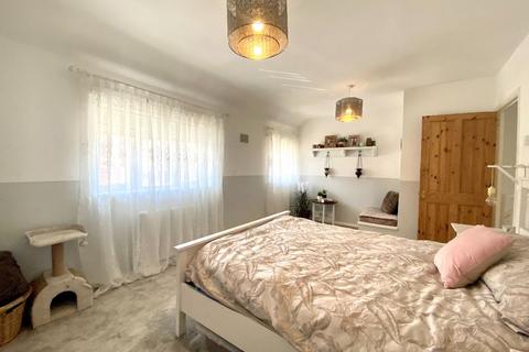 100 Dudley Road, Romford, RM3 8LL