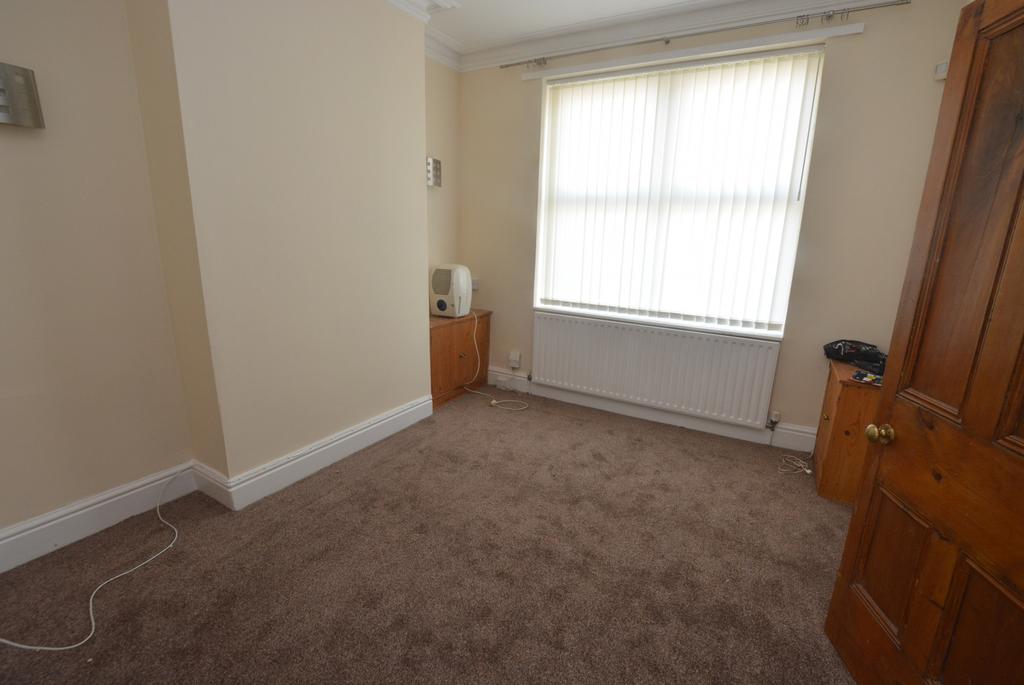 Pinnington Lane Stretford M32 2 bed terraced house £775 pcm (£179 pw)