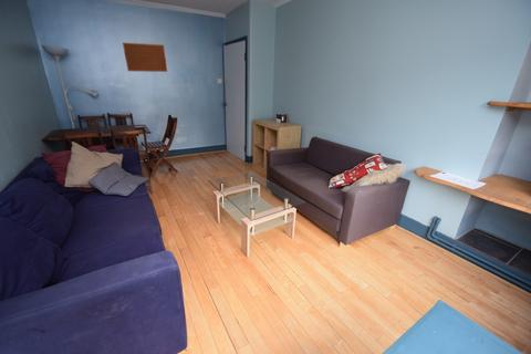 3 bedroom apartment to rent, Humberstone Ave, Hulme, Manchester. M15 5EE