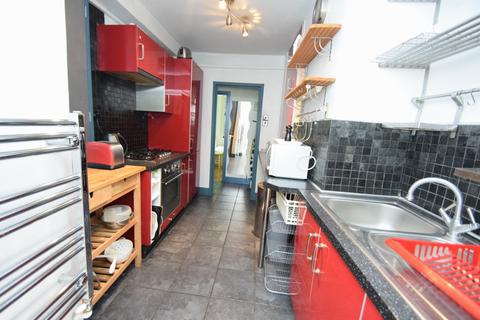 3 bedroom apartment to rent, Humberstone Ave, Hulme, Manchester. M15 5EE