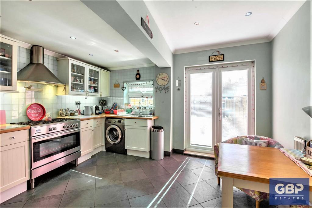 Street, Romford 2 bed terraced house £375,000