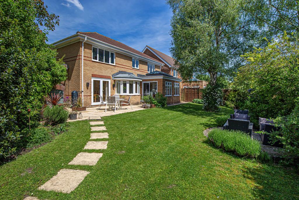 Frogwell Park, Chippenham 5 bed detached house £1,600 pcm (£369 pw)
