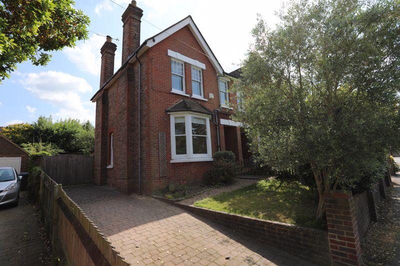 Queens Road, Haywards Heath 3 bed property £2,200 pcm (£508 pw)