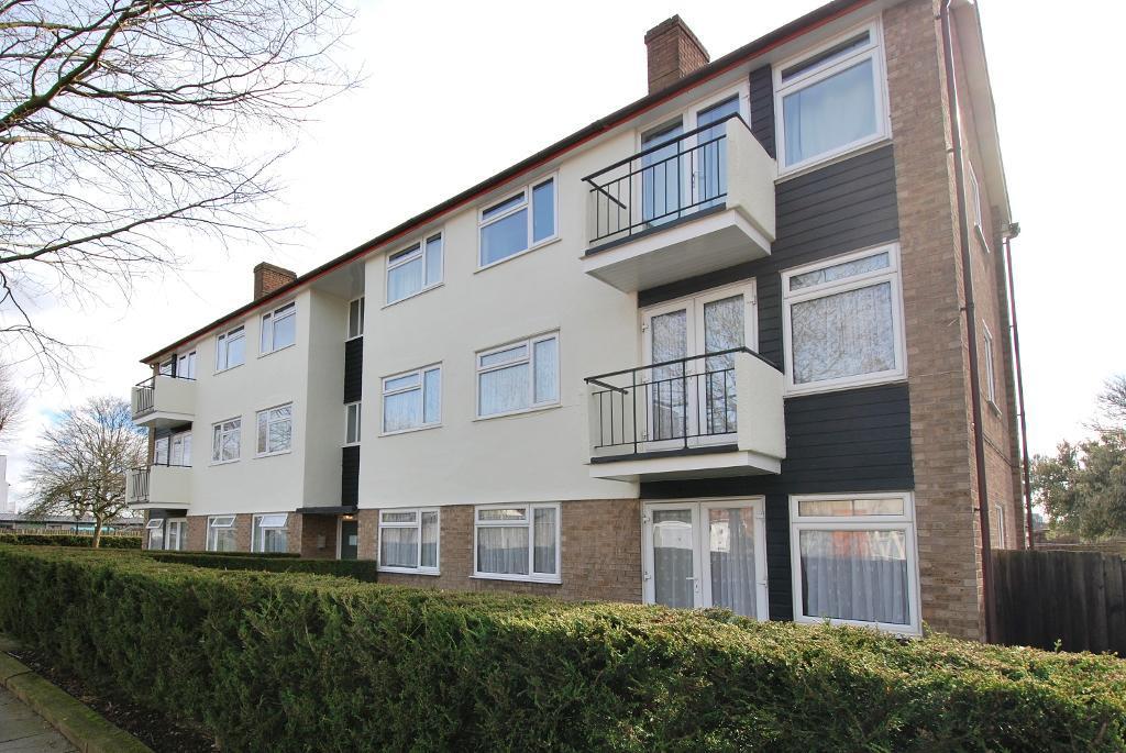 Haslemere Avenue, Boston Manor... 2 bed flat £1,400 pcm (£323 pw)