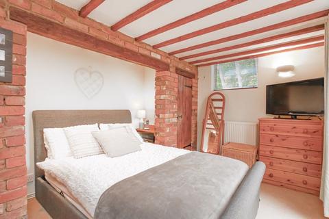 1 bedroom detached house for sale, The Old Stable, Gilkes Yard, Banbury - Victorian conversion