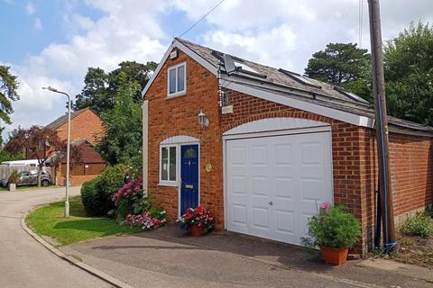 1 bedroom detached house for sale, The Old Stable, Gilkes Yard, Banbury - Victorian conversion