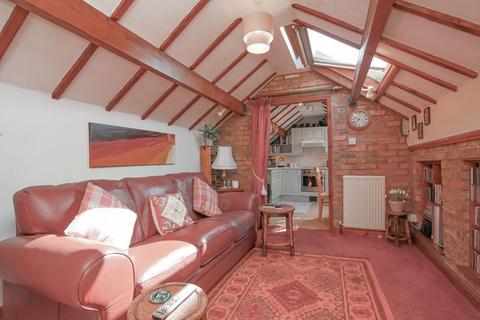 1 bedroom detached house for sale, The Old Stable, Gilkes Yard, Banbury - Victorian conversion