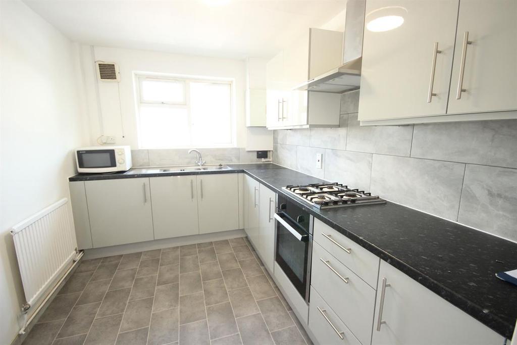 Palace Road, Bromley 3 bed flat £1,200 pcm (£277 pw)