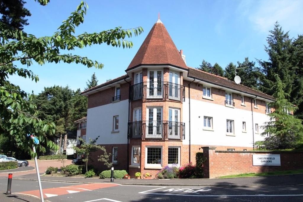 CHESTERFIELD GARDENS, GLASGOW, G12 0BF 3 bed flat £1,375 pcm (£317 pw)