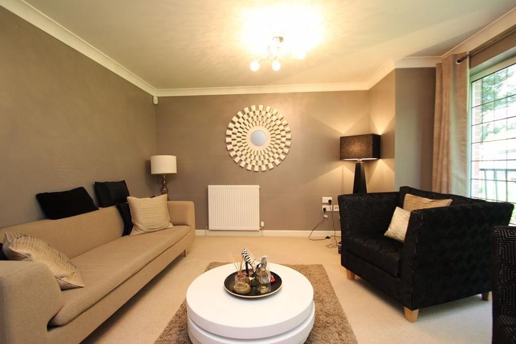 CHESTERFIELD GARDENS, GLASGOW, G12 0BF 3 bed flat £1,375 pcm (£317 pw)