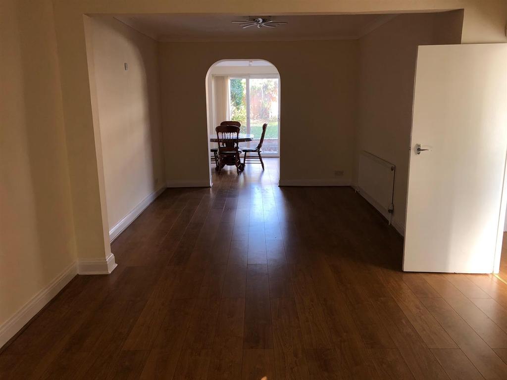 Mollison Way, Edgware 3 bed detached house £1,850 pcm (£427 pw)