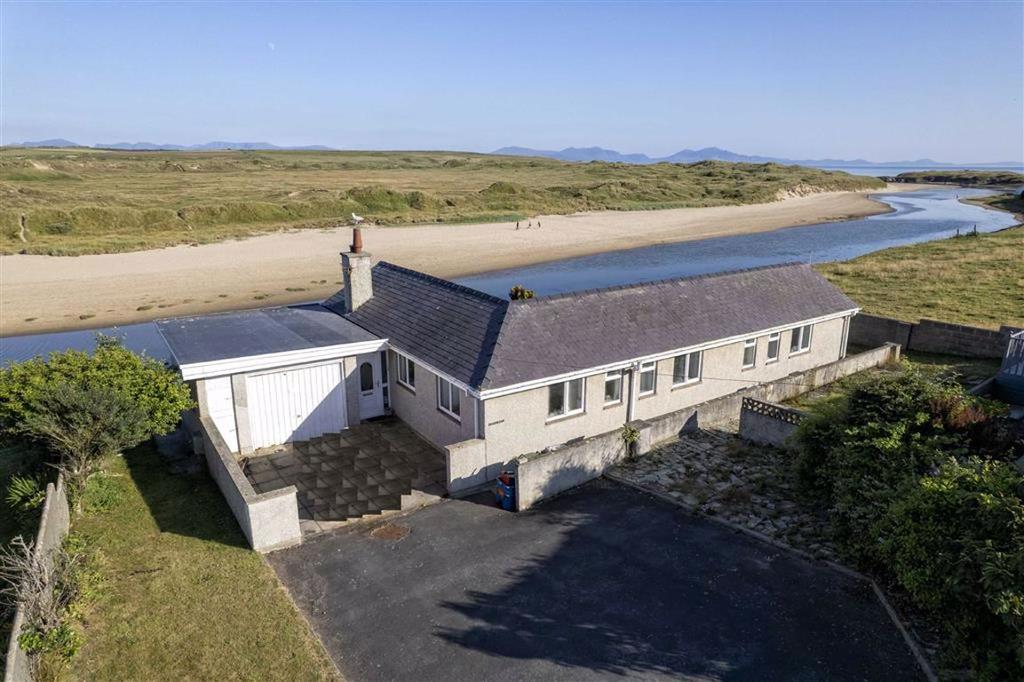 Y Fron, Aberffraw, Anglesey 3 bed detached bungalow £475,000