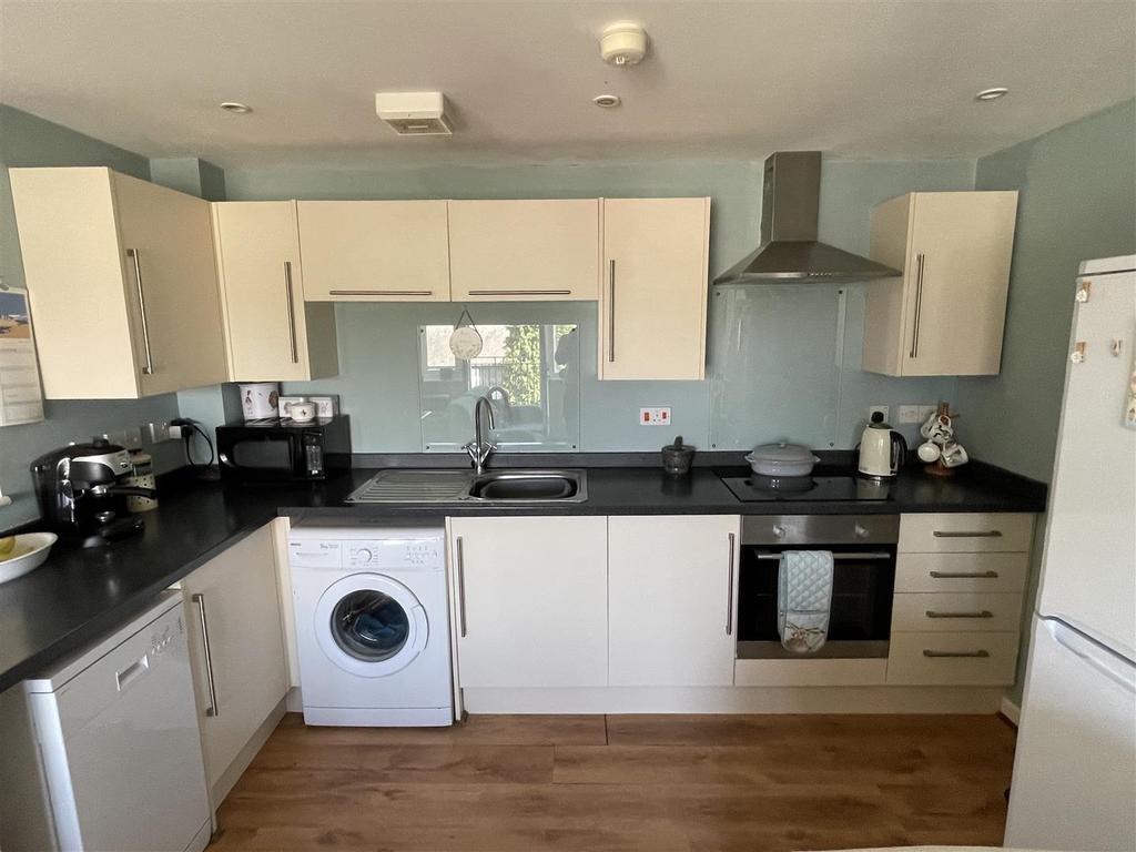 Kitchen Area: