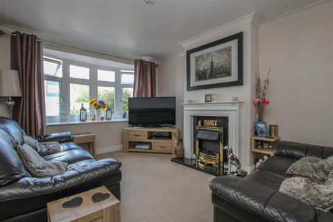 15 Iris Close, Pilgrims Hatch, Brentwood, CM15 9QF