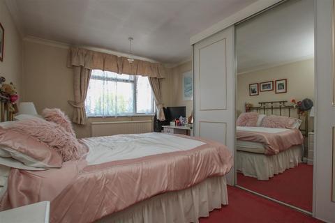 15 Iris Close, Pilgrims Hatch, Brentwood, CM15 9QF