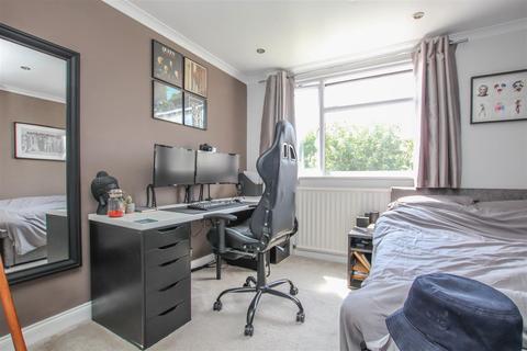 15 Iris Close, Pilgrims Hatch, Brentwood, CM15 9QF