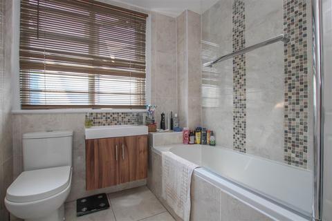 15 Iris Close, Pilgrims Hatch, Brentwood, CM15 9QF
