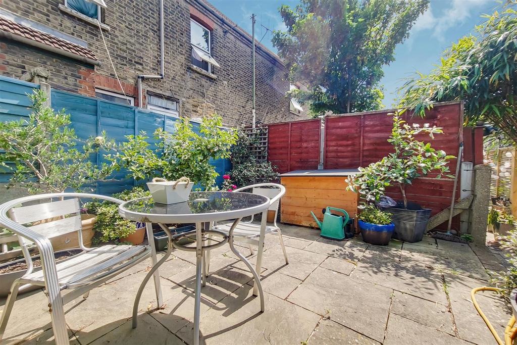 10 Patio-0.jpg