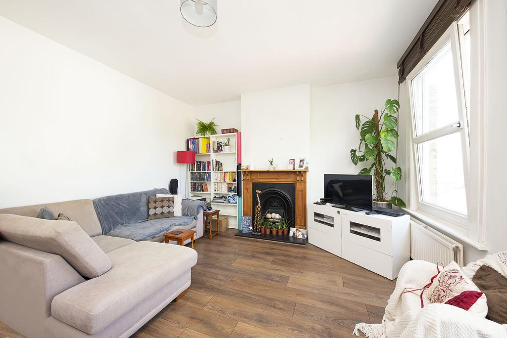 Graham Road, SW19 3 bed flat £2,100 pcm (£485 pw)