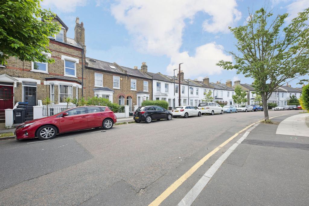 Graham Road, SW19 3 bed flat £2,100 pcm (£485 pw)