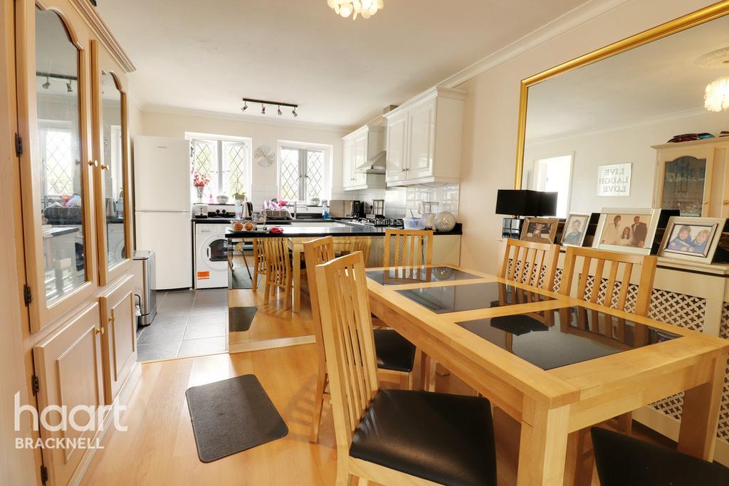 Worlds End Hill, Bracknell 3 bed terraced house £375,000